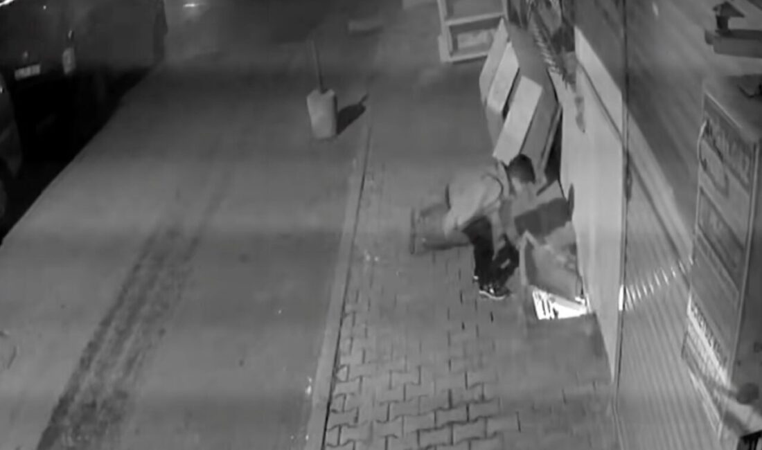 İstanbul Arnavutköy ilçesinde, bir çocuğun tehlikeli bir oyun oynadığı anlar