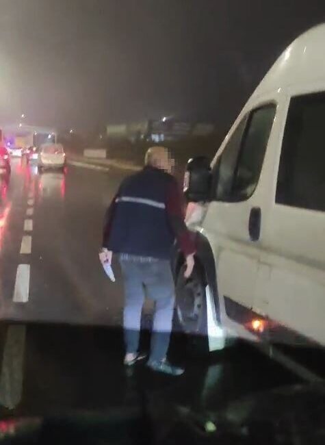 İstanbul’un Arnavutköy ilçesinde trafikte yol verme meselesiyle başlayan bir anlaşmazlık