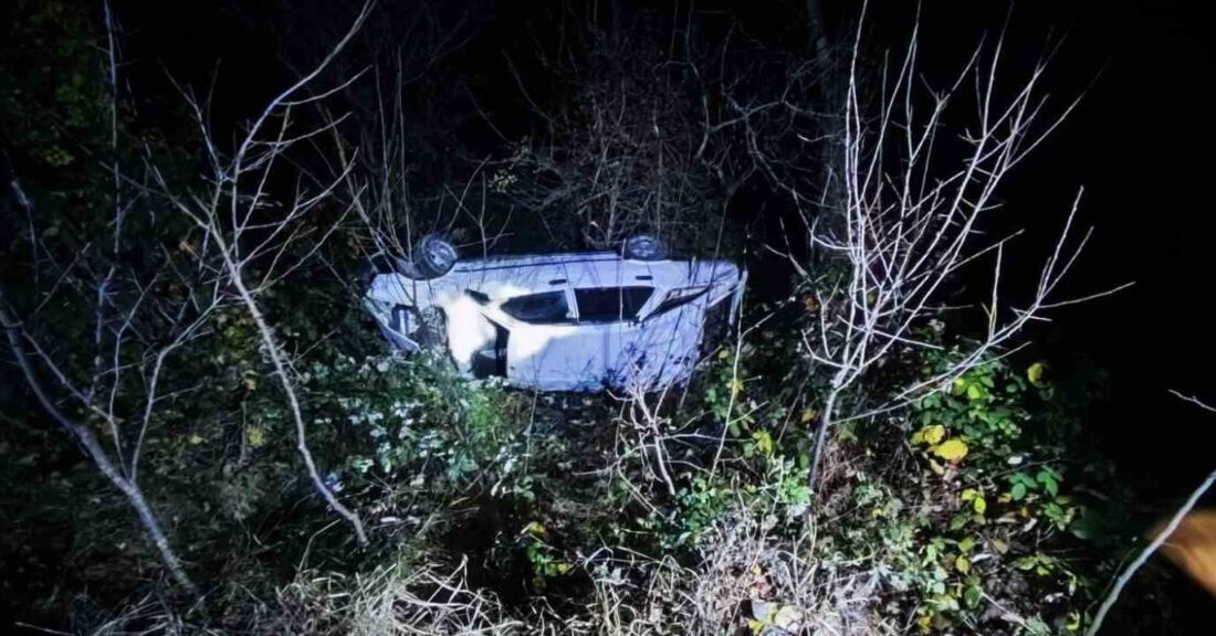 Artvin’in Ardanuç ilçesinde meydana gelen bir trafik kazasında bir otomobilin