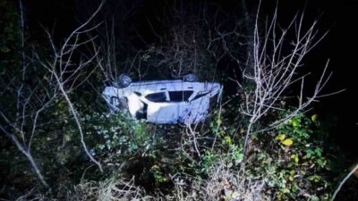 Artvin’in Ardanuç ilçesinde meydana gelen bir trafik kazasında bir otomobilin