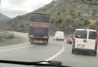 Borçka-Artvin yolunda ilerleyen bir tır sürücüsü, trafik kurallarını ihlal ederek