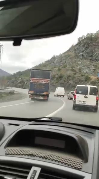 Borçka-Artvin yolunda ilerleyen bir tır sürücüsü, trafik kurallarını ihlal ederek