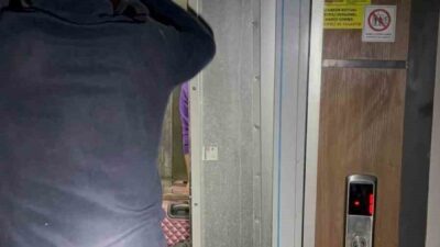 İskenderun ilçesindeki asansör arızaları sonucunda mahsur kalan vatandaşlar, itfaiye ekiplerinin