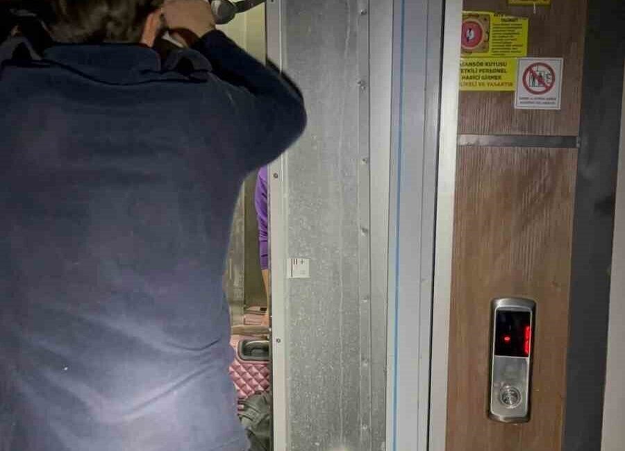 İskenderun ilçesindeki asansör arızaları sonucunda mahsur kalan vatandaşlar, itfaiye ekiplerinin