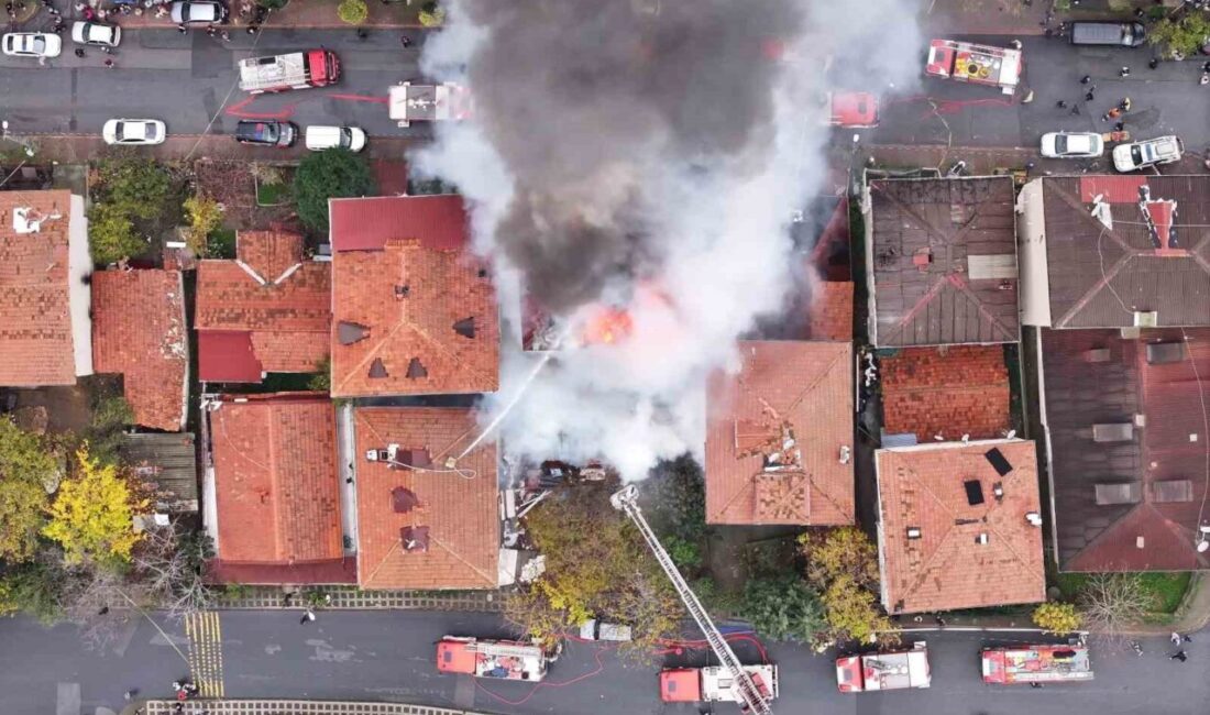Ataşehir’de, 3 katlı bir binanın çatı katında başlayan yangın, çevresindeki