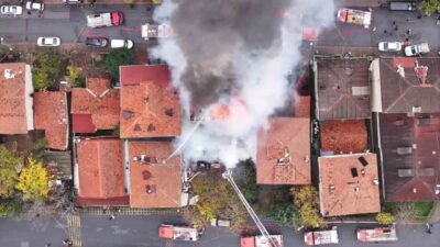 Ataşehir’de, 3 katlı bir binanın çatı katında başlayan yangın, çevresindeki