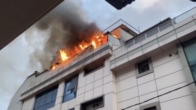 Ataşehir’deki bir otelde çıkan çatı katındaki yangın korku yarattı. Hızla
