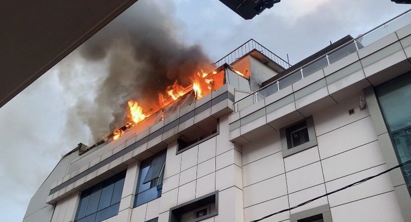 Ataşehir’deki bir otelde çıkan çatı katındaki yangın korku yarattı. Hızla