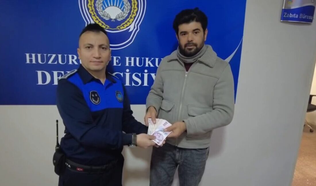 Çankırı’da bir vatandaş, ATM’de bulduğu 5 bin lirayı sahibine ulaştırdı.
