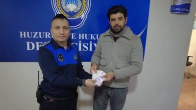 Çankırı’da bir vatandaş, ATM’de bulduğu 5 bin lirayı sahibine ulaştırdı.