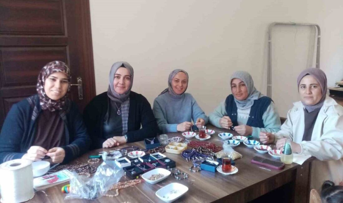 Yozgat’ın Aydıncık ilçesinde faaliyet gösteren kadın kooperatifinde takı tasarımı eğitimi