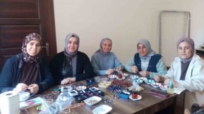 Yozgat’ın Aydıncık ilçesinde faaliyet gösteren kadın kooperatifinde takı tasarımı eğitimi