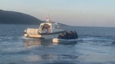 Kuşadası açıklarında Sahil Güvenlik ekipleri tarafından düzenlenen operasyonda 12 düzensiz