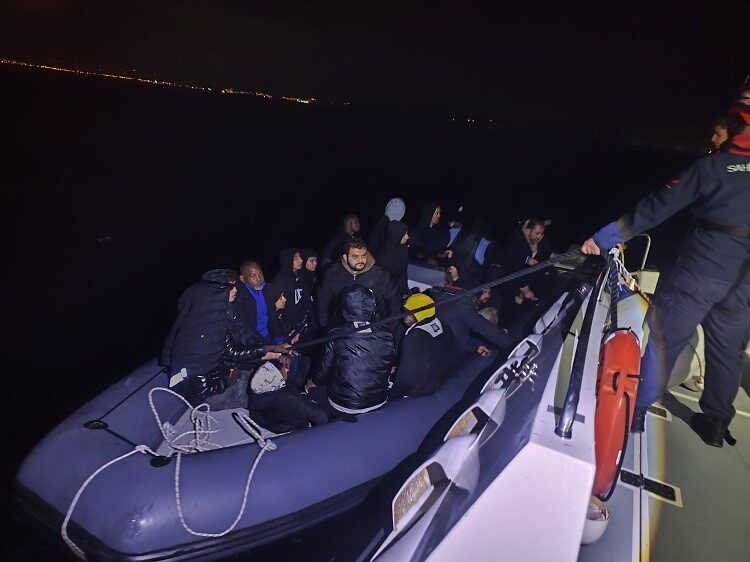 Aydın’ın Didim ilçesinde, Yunan unsurları tarafından geri itilen bir lastik
