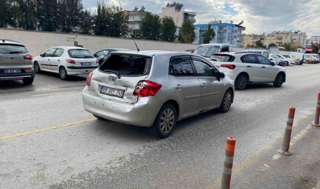 Aydın’ın Efeler ilçesinde şehiriçi bir minibüs ile bir otomobilin çarpışması