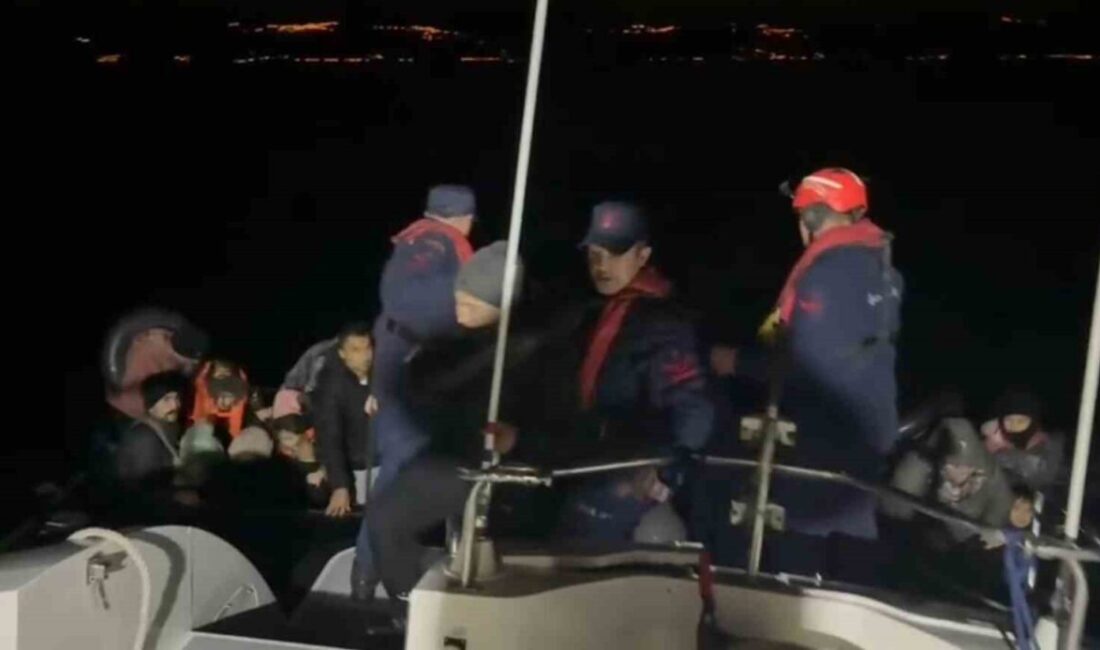 Çanakkale’nin Ayvacık ilçesi açıklarında Sahil Güvenlik ekipleri, aralarında 12 çocuğun