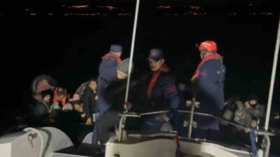 Çanakkale’nin Ayvacık ilçesi açıklarında Sahil Güvenlik ekipleri, aralarında 12 çocuğun