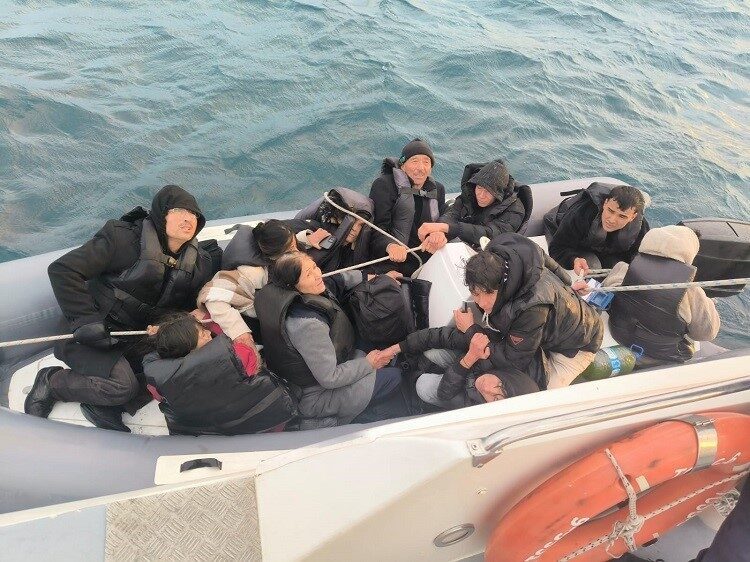 Balıkesir’in Ayvalık ilçesinde, Yunanistan’ın Midilli Adası’na gitmeye çalışan 10 düzensiz