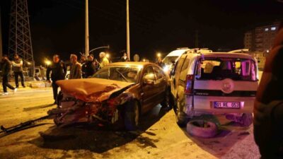 Adana’nın Kozan ilçesinde meydana gelen trafik kazasında iki aracın çarpışması