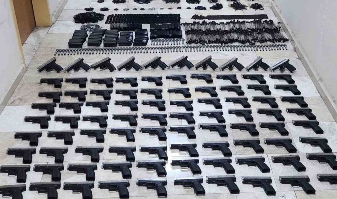 Hatay’ın Erzin ilçesinde polis ekipleri tarafından durdurulan bir aracın bagajında