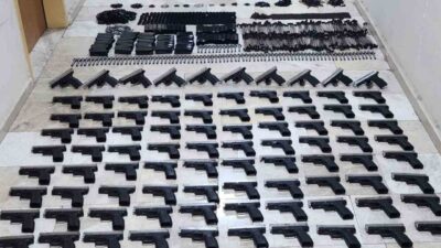 Hatay’ın Erzin ilçesinde polis ekipleri tarafından durdurulan bir aracın bagajında