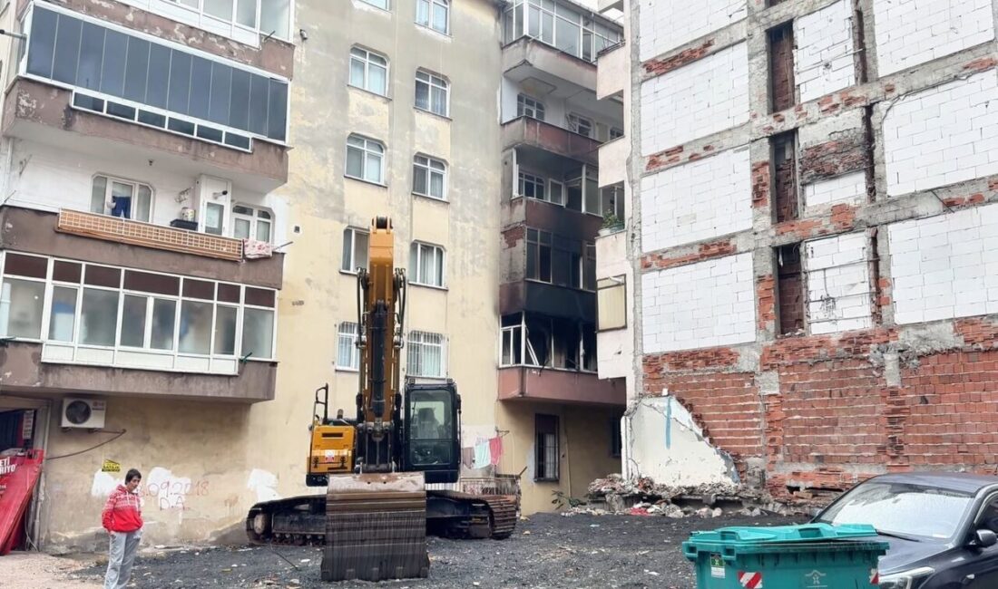 Bahçelievler’de kentsel dönüşüm kapsamında boşaltılan altı katlı bir binada evsizlerin