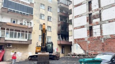 Bahçelievler’de kentsel dönüşüm kapsamında boşaltılan altı katlı bir binada evsizlerin