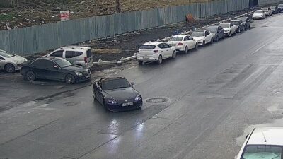İstanbul Bahçelievler’de, trafiğin yoğun olduğu bir saatte cadde üzerinde drift