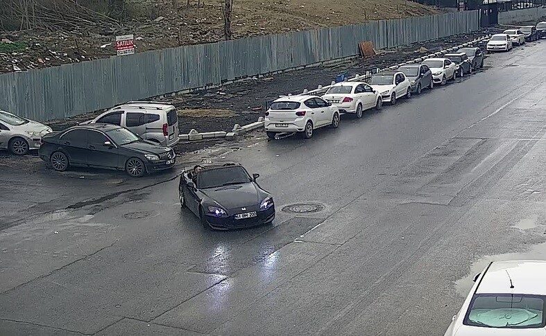 İstanbul Bahçelievler’de, trafiğin yoğun olduğu bir saatte cadde üzerinde drift