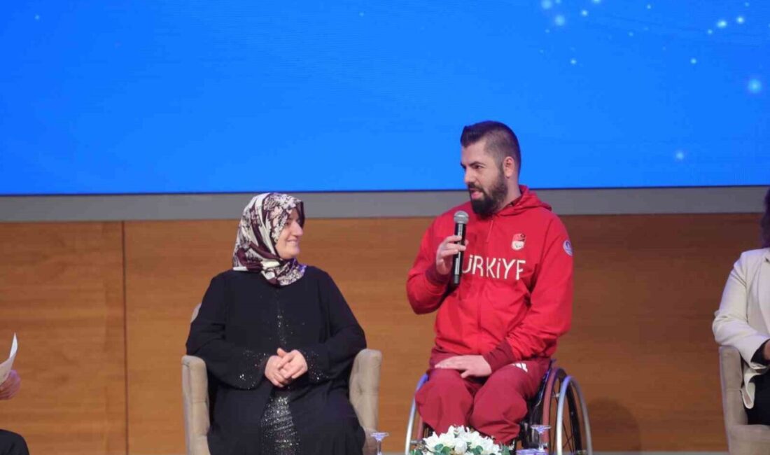 Gençlik ve Spor Bakanı Osman Aşkın Bak, sporcuları ve annelerini