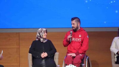 Gençlik ve Spor Bakanı Osman Aşkın Bak, sporcuları ve annelerini