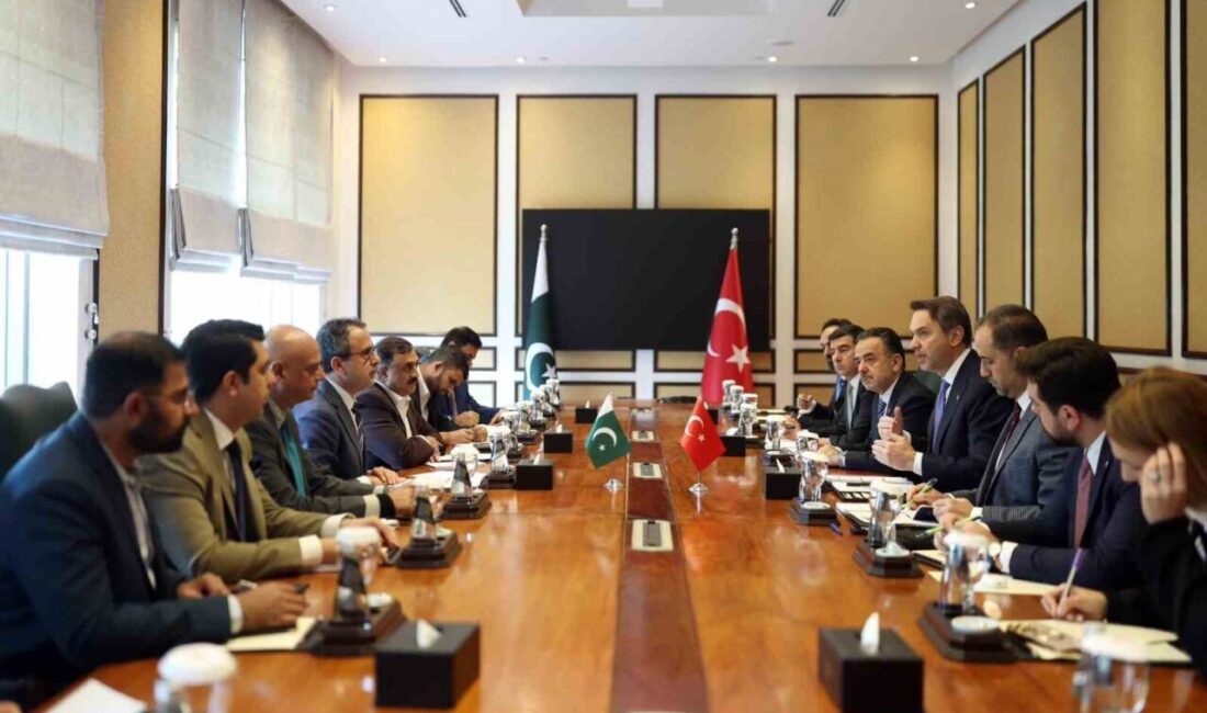 Enerji ve Tabii Kaynaklar Bakanı Alparslan Bayraktar, Pakistan’ı ziyaret ederek