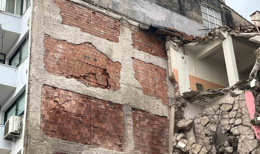 Balçova ilçesindeki kentsel dönüşüm projesi kapsamında gerçekleştirilen bina yıkımı sırasında,