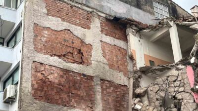 Balçova ilçesindeki kentsel dönüşüm projesi kapsamında gerçekleştirilen bina yıkımı sırasında,