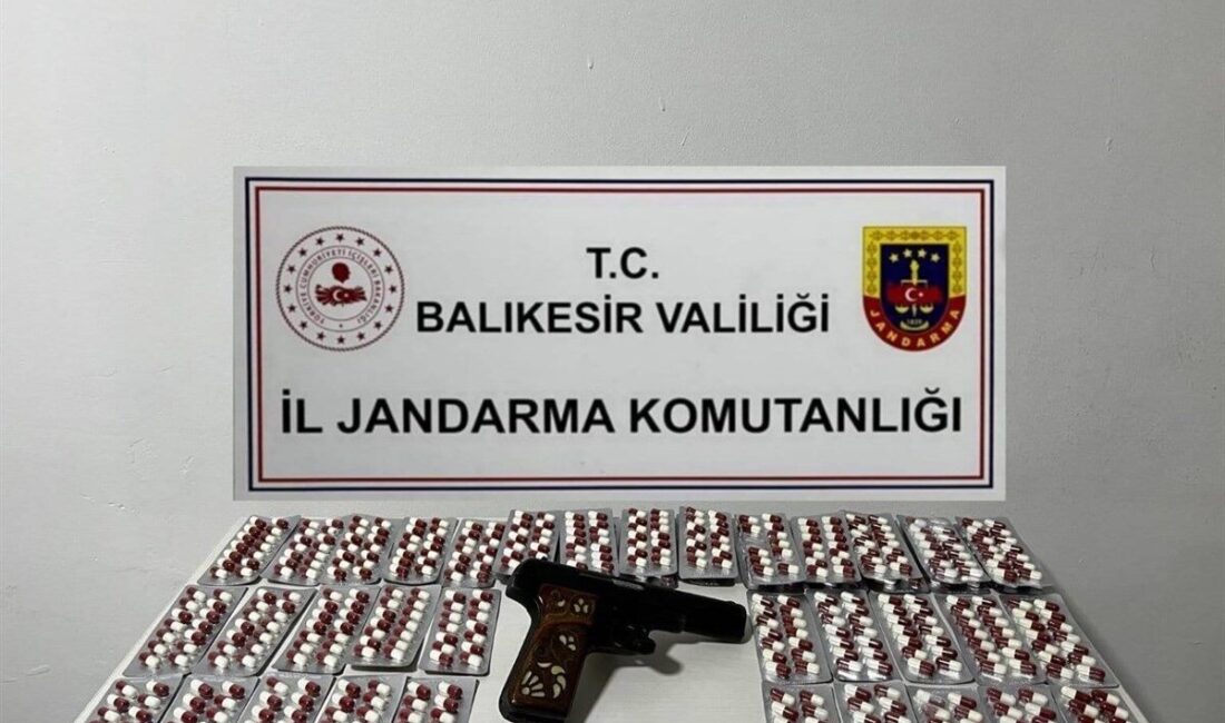 Balıkesir’de Jandarma ekipleri, uyuşturucuyla mücadele kapsamında 8 ilçede geniş çapta