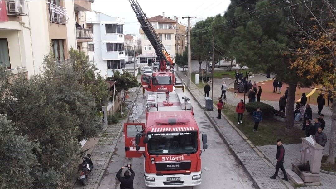 Balıkesir’de bulunan bir binanın çatısında meydana gelen yangın, Karesi ilçesi