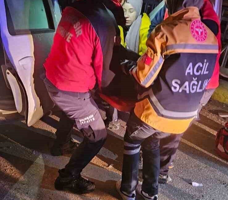 Balıkesir’de meydana gelen bir trafik kazasında sürücü, direksiyon hakimiyetini kaybederek