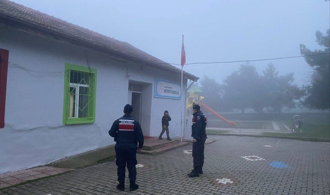Balıkesir İl Jandarma Komutanlığı ekipleri, yılbaşı dolayısıyla öğrencilerin güvenliğini sağlamak