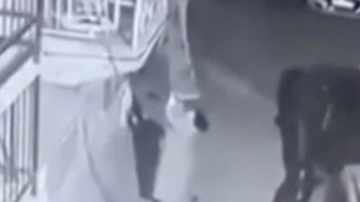 İzmir’in Buca ilçesinde, bir kadın, anında çaldığı evin balkonundaki halının