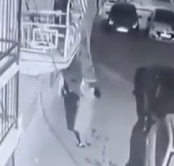 İzmir’in Buca ilçesinde, bir kadın, anında çaldığı evin balkonundaki halının