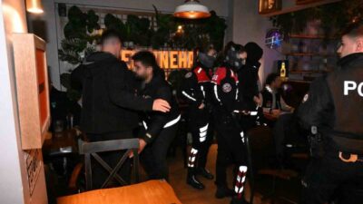 Polis ekipleri, Kocaeli İzmit ilçesinde bulunan eğlence mekanlarına yönelik denetimler