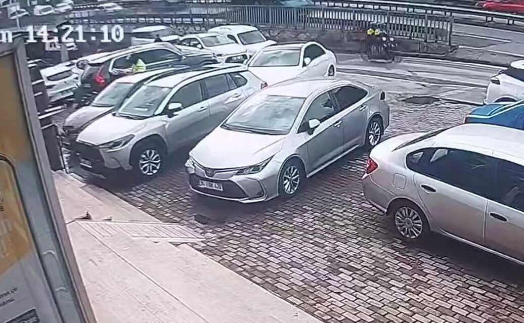 İstanbul’un Başakşehir ilçesinde bir banka şubesinden yüklü miktarda para çeken