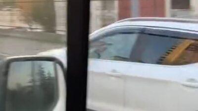 Başakşehir ilçesinde, trafik sıkışıklığından kaçınmak için bisiklet yolu kullanarak ilerleyen