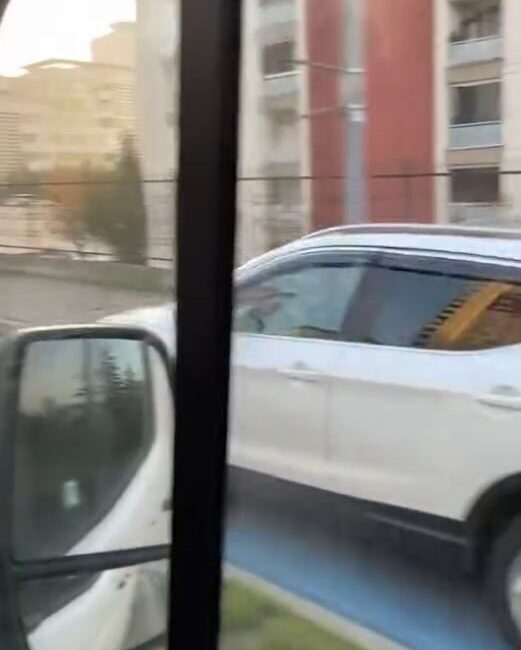Başakşehir ilçesinde, trafik sıkışıklığından kaçınmak için bisiklet yolu kullanarak ilerleyen