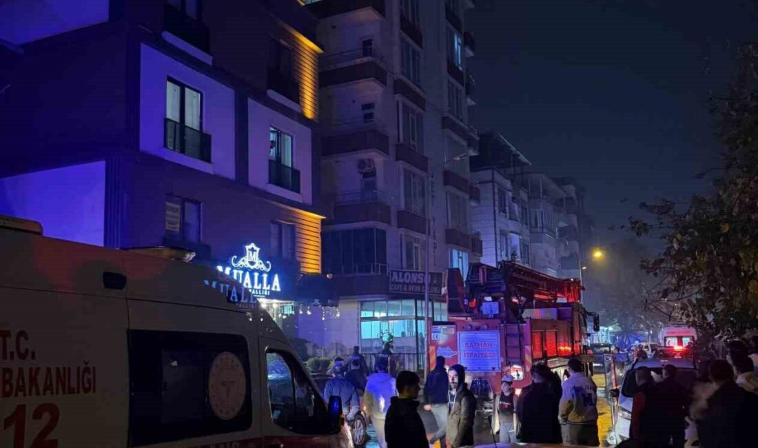 Batman ilinde, bir kişinin cinnet getirerek evinin eşyalarını balkondan aşağı
