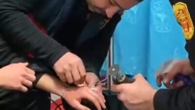 Batman’da, parmağına sıkışan yüzüğü çıkaramayan genç, hastanede yapılan operasyonla sağlığına