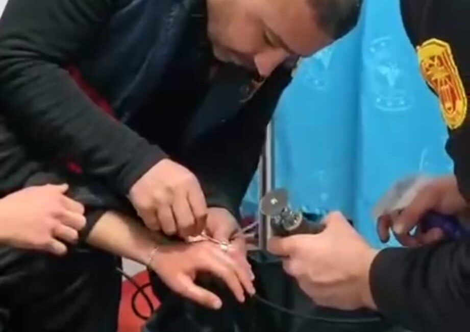 Batman’da, parmağına sıkışan yüzüğü çıkaramayan genç, hastanede yapılan operasyonla sağlığına
