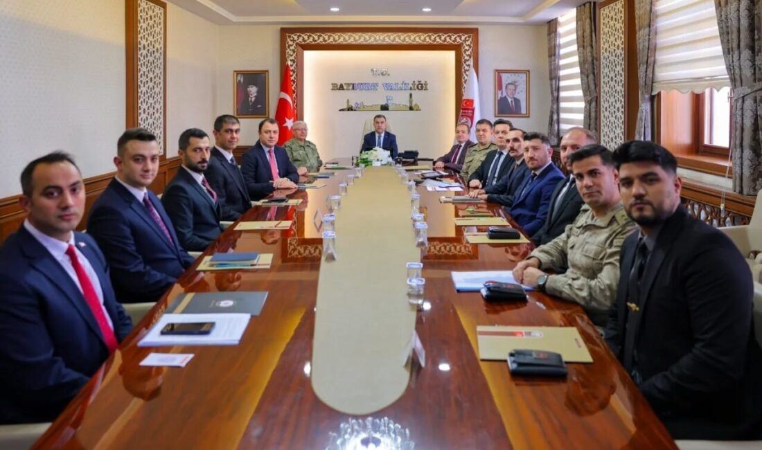 Bayburt’ta, Vali Mustafa Eldivan’ın başkanlığında gerçekleştirilen Genişletilmiş İl Güvenlik ve
