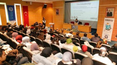 Bayburt’ta, üniversite öğrencilerini bilinçlendirmek amacıyla düzenlenen bir konferansta, “Görünmeyen Tehlike: