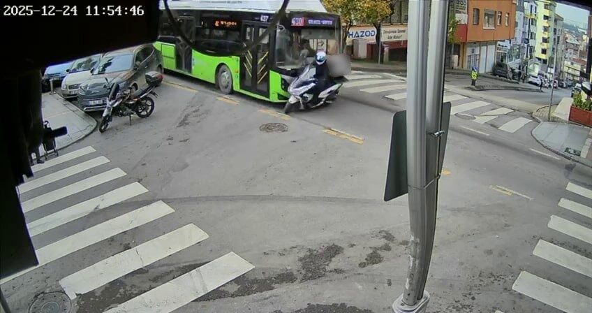 Çayırova ilçesinde yaşanan bir trafik kazası, güvenlik kamerası görüntülerine yansıdı.